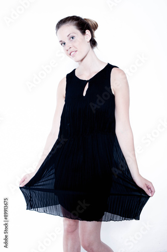 Frau im schwarzen Kleid photo