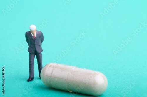 manager dell'industria del farmaco in miniatura con capsula photo