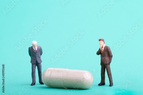 manager dell'industria del farmaco in miniatura con capsula photo