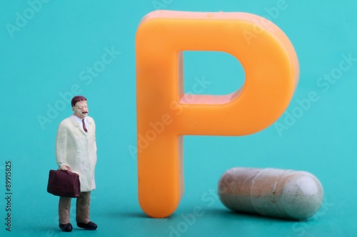 manager dell' industria farmaceutica in miniatura con pillola photo