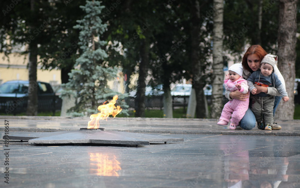 Obraz premium people commemorate the eternal flame