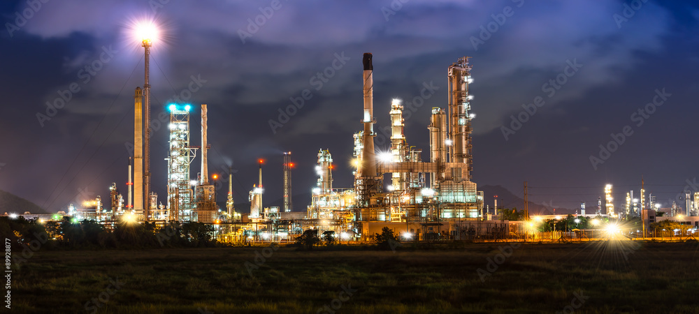 Fototapeta premium Oil refinery in night time