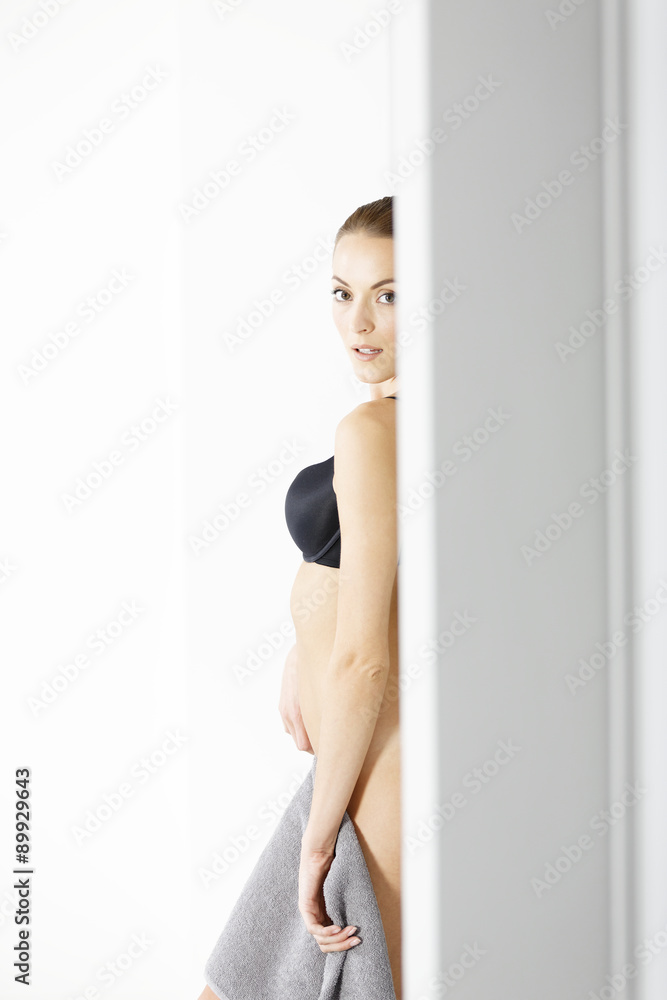 Obraz premium Kobieta z ręcznikiem owiniętym wokół niej