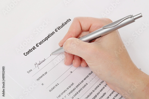 femme signant contrat de travail étudiant photo