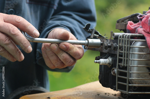 Fotografie repairing lawn mower engine