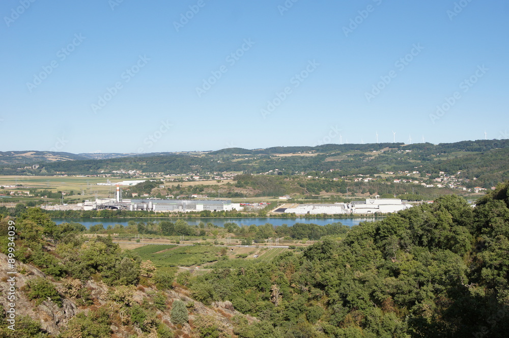 vue sur les collines Drômoises et d'une usine
