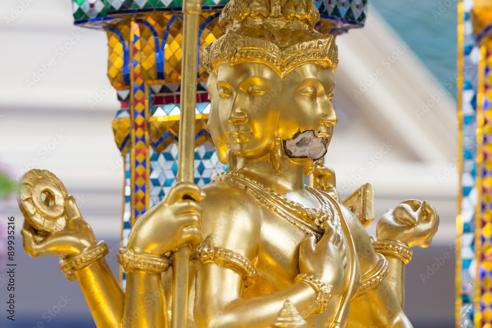 Obraz premium Bomb damage on Thao Maha Phrom, the Brahma statue after terror attack and bomb explosion in Ratchaprasong on August 17, 2015 Bangkok, Thailand Killing 20 people and injuries about more than 80 people.