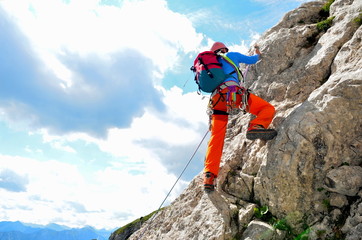 Canvas schilderij Alpinisme Bergbeklimmer in actie op rotswand  © Andreas P