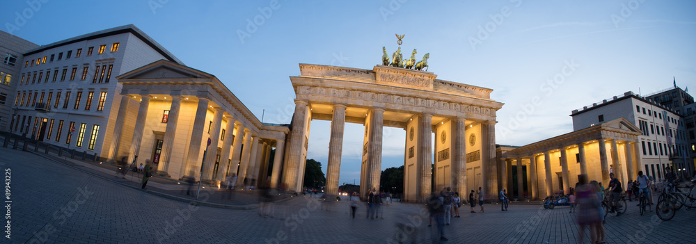 Fototapeta premium berlin brandenburger tor high resolution panorama int he evening