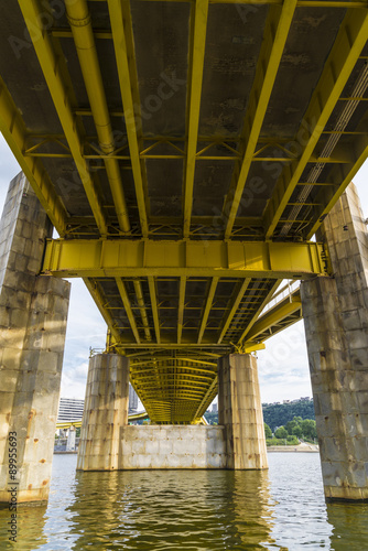 Under the bridge © helgidinson