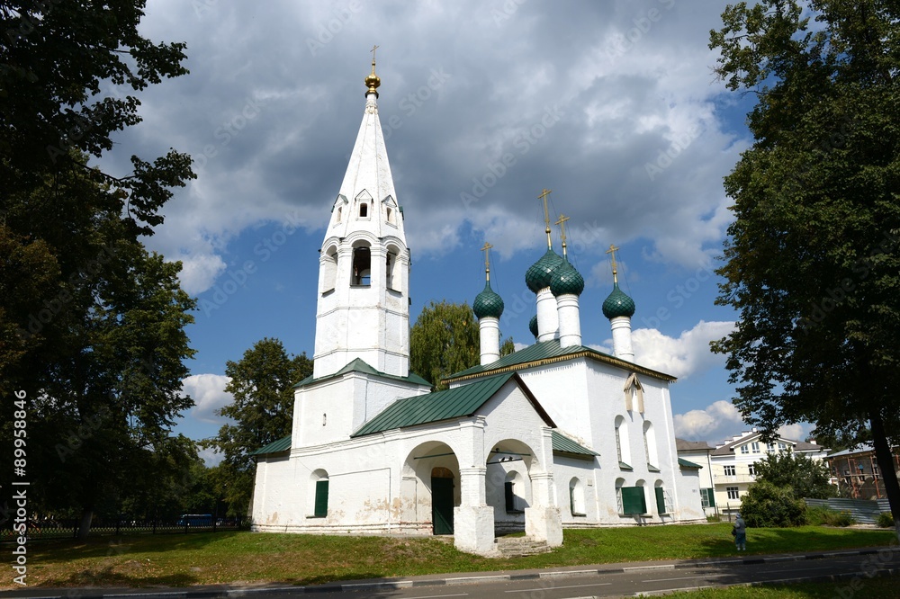 Minced Church of St. Nicholas in Yaroslavl. Year of construction - 1695 .
