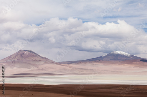 Vulcani e lagune sulle Ande. Bolivia. Cielo blu e nuvole bianche sullo sfondo