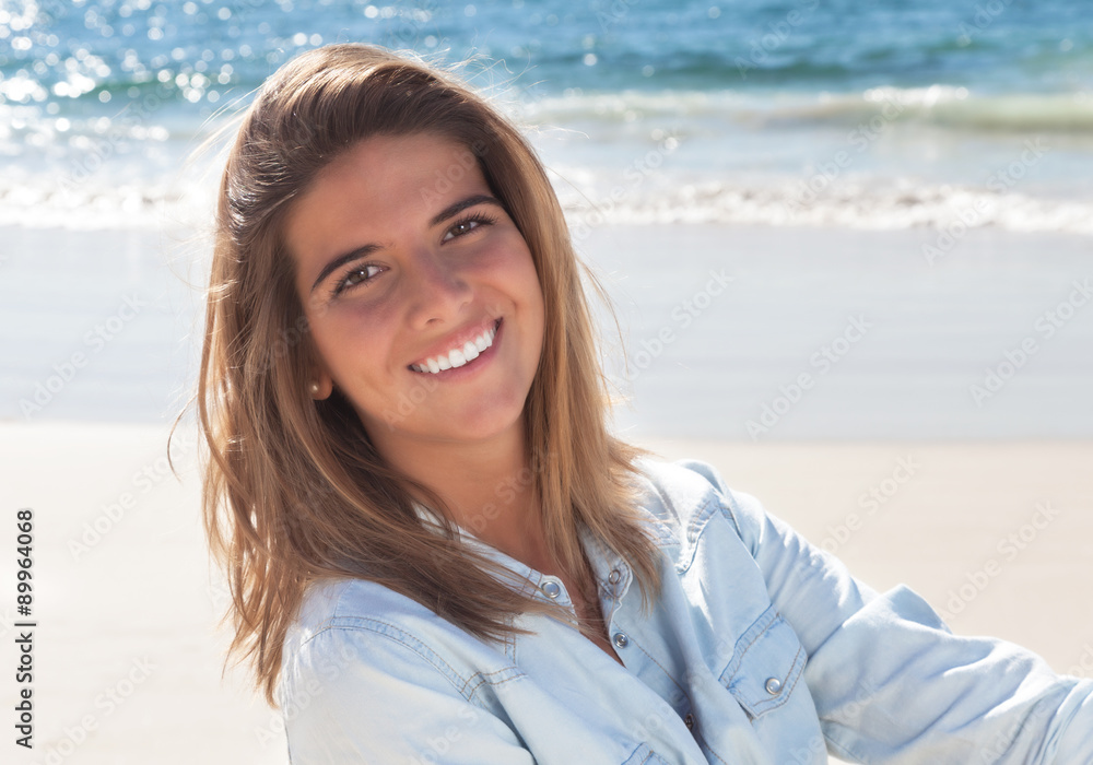 Attraktive Frau mit blonden Haaren am Strand Attraktive Frau mit blonden Haaren am Strand