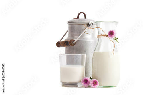 Milch in verschiedenen Gefäßen photo