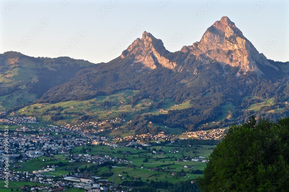 kleiner-und-grosser-mythen-im-abendlicht-mit-gemeinde-schwyz-schweiz