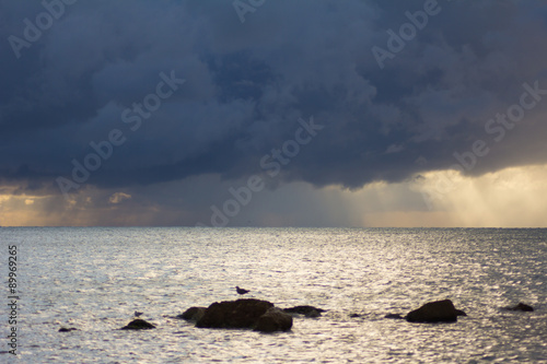 Grossa nube temporalesca sopra il mare photo