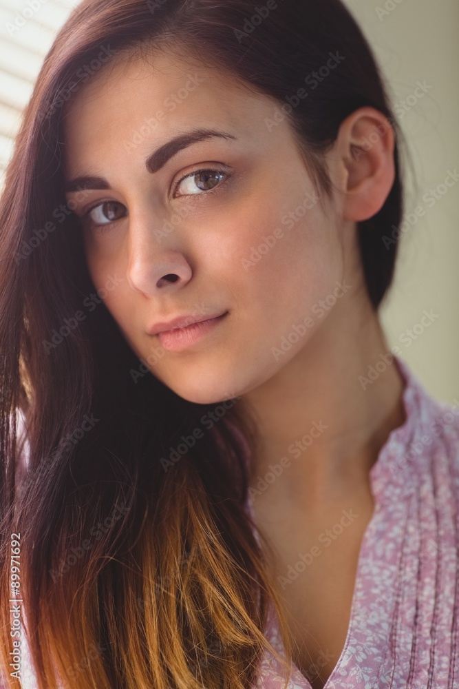 Obraz premium Pretty brunette looking at camera