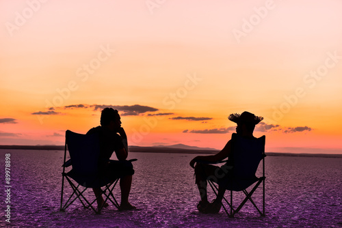 yaz akşamları ve günbatımında sohbet © emerald_media