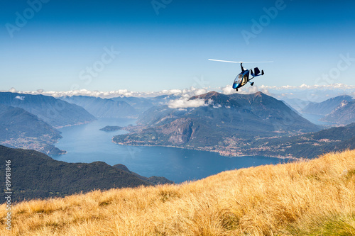 autogiro in volo sul Lago di Como  IT 