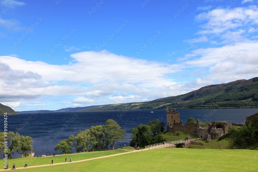 Panorama sul castello di Urquhart, sul lago Loch Ness