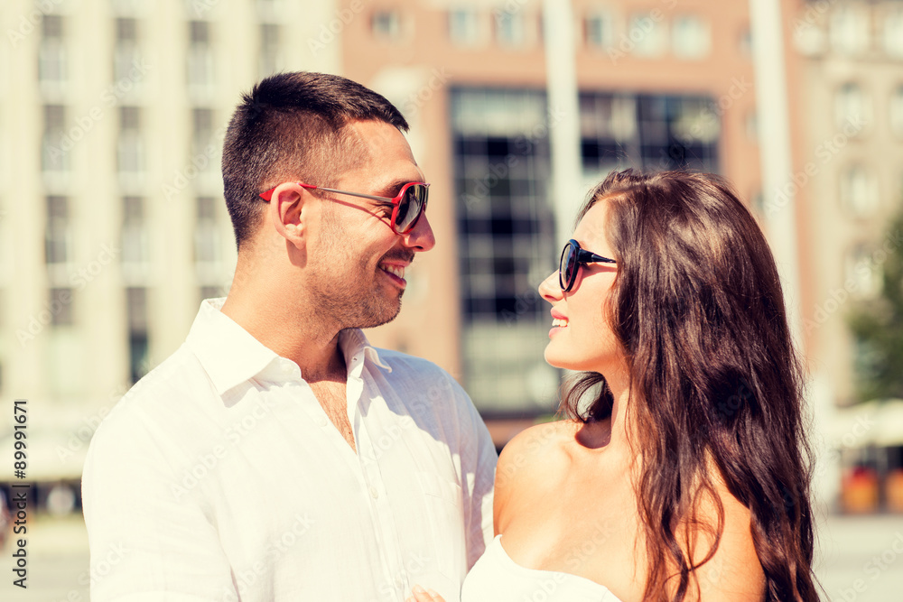 Naklejka premium smiling couple in city