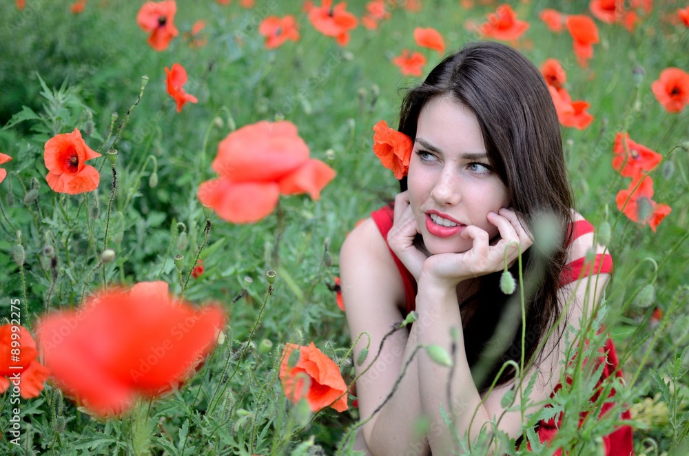Naklejka premium Beautiful brunette with poppies