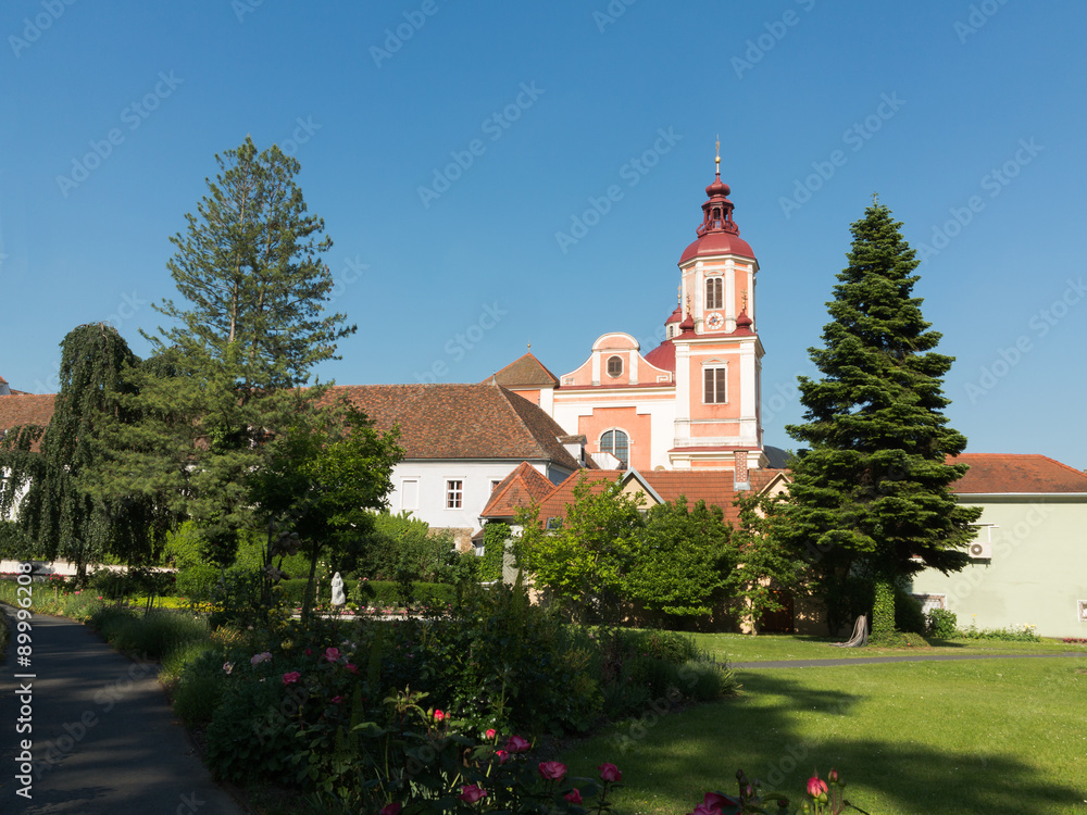 Blick vom Schlosspark auf die Stiftskirche St. Veit in Pöllau, Steiermark