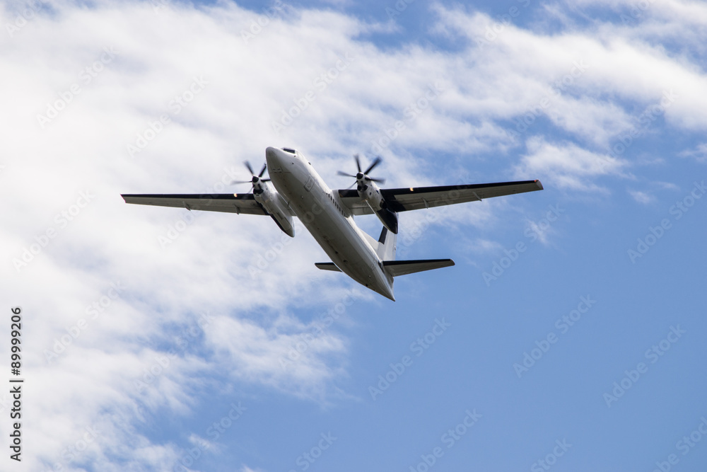 Aereo bimotore turboelica in fase di decollo Aereo bimotore turboelica in fase di decollo