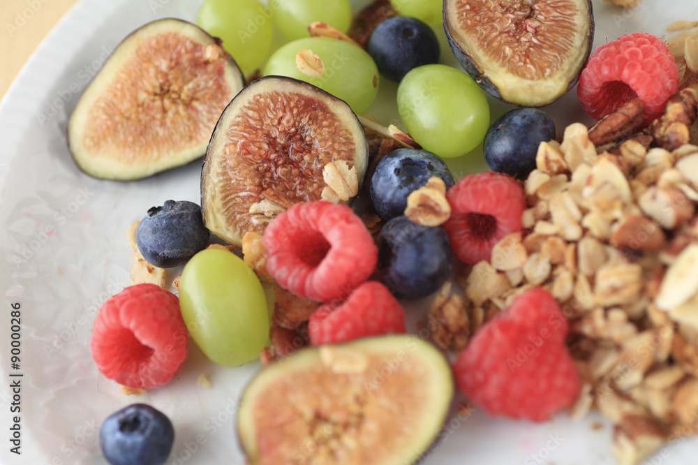Fototapeta premium Berries and figs with granola 