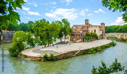 Foto isola tiberina is the biggest island of tibera river in rome