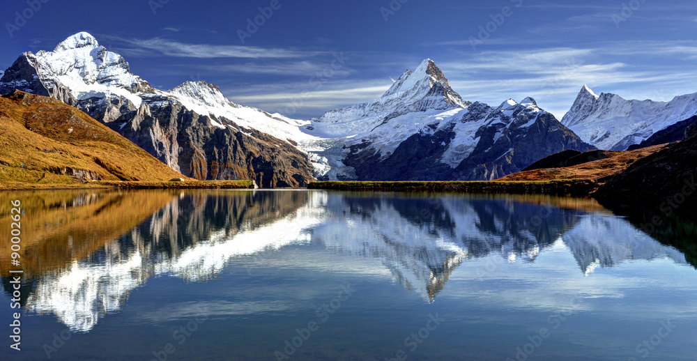 See in den Alpen vor einem Bergpanorama
