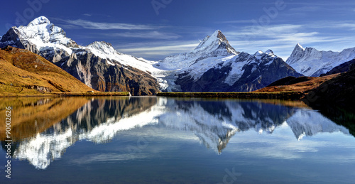 See in den Alpen vor einem Bergpanorama photo