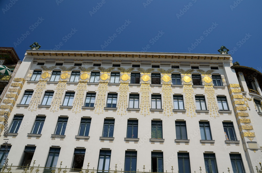 Ταπετσαρία Viennese row houses at the viennese Naschmarkt