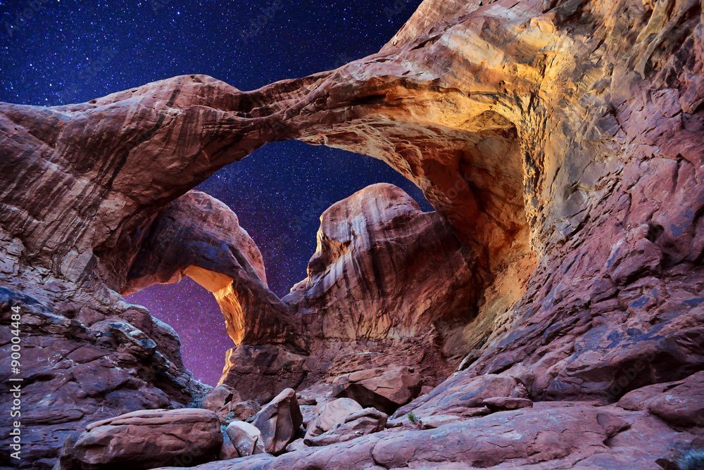 Fototapeta premium Nocne ujęcie Double Arch, Arches National Park w stanie Utah