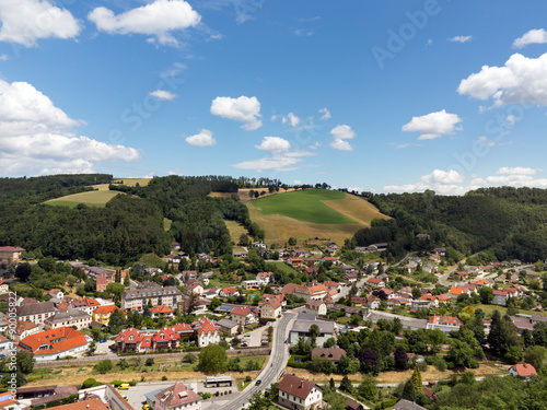 Bild auf Leinwand Blick auf die Stadtgemeinde Kirchschlag in der Buckligen Welt, Österreich