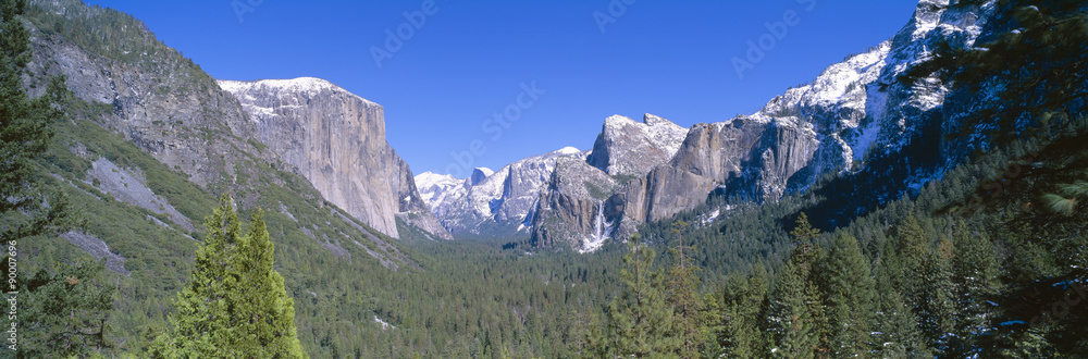 El Capitan and Half Dome in Yosemite, California El Capitan and Half Dome in Yosemite, California
