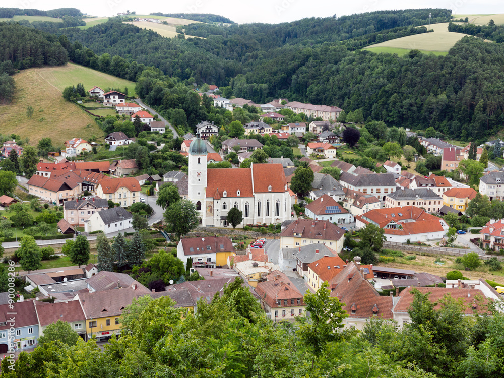 Blick auf Kirche und Stadtgemeinde Kirchschlag in der Buckligen Welt, Österreich