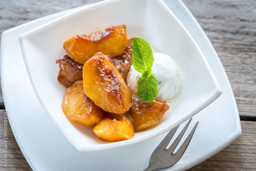 Caramelized peaches with vanilla ice cream Caramelized peaches with vanilla ice cream