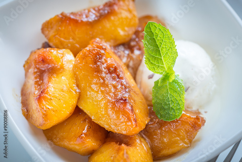 Caramelized peaches with vanilla ice cream