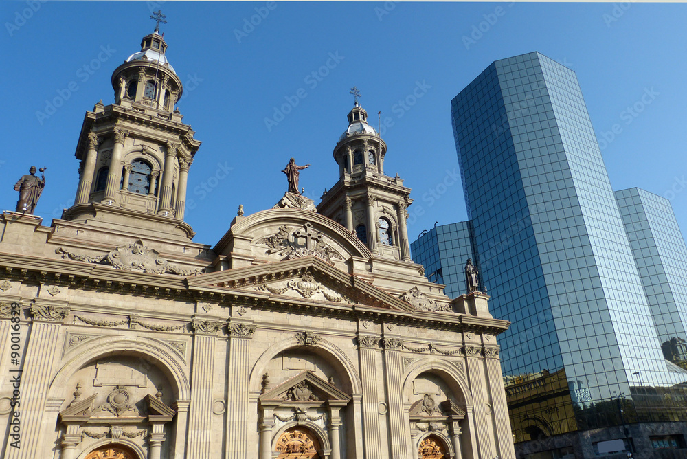 Kathedrale und moderne Bürogebäude in Santiago/Chile