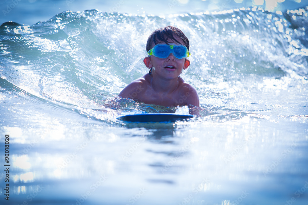 Jeune garçon en vacances à la mer