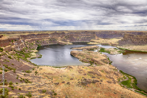 Dry Falls Park With Cliffs and Lake © searagen