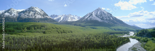 Śnieżne góry, zielone lasy i rzeka w Matanuska Valley, Alaska