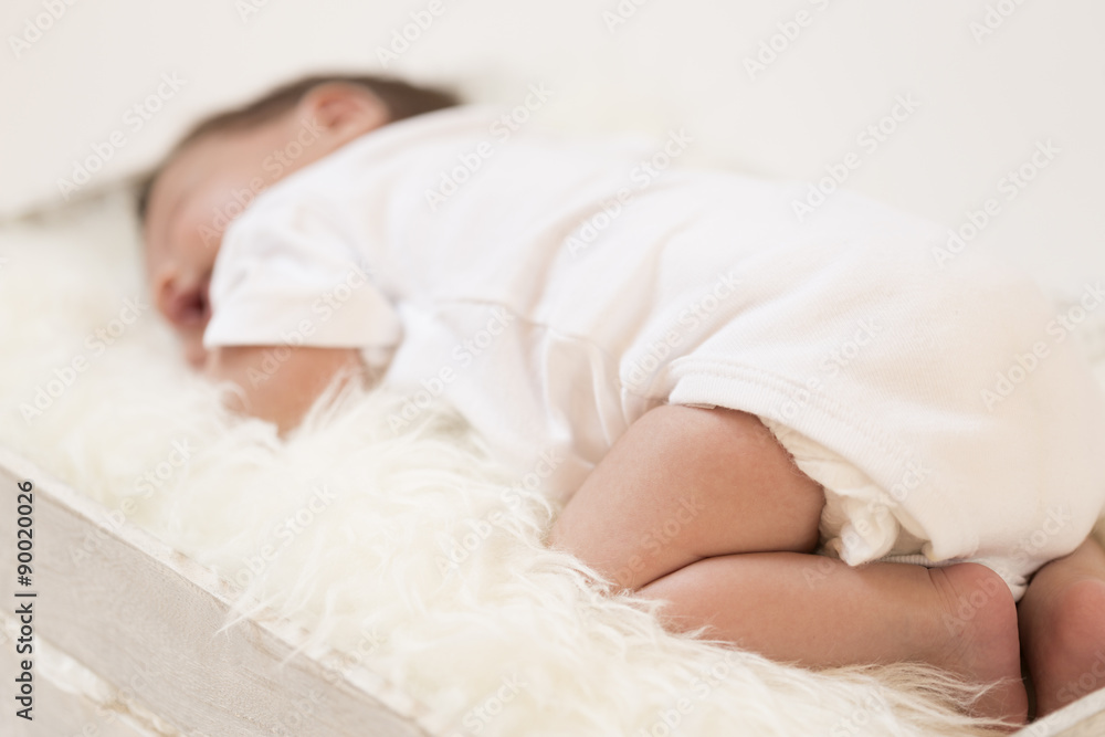 Bebé dormido en caja de madera. Bebé dormido en caja de madera.