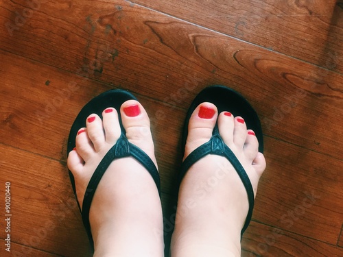 Wallpaper Mural red toes Torontodigital.ca