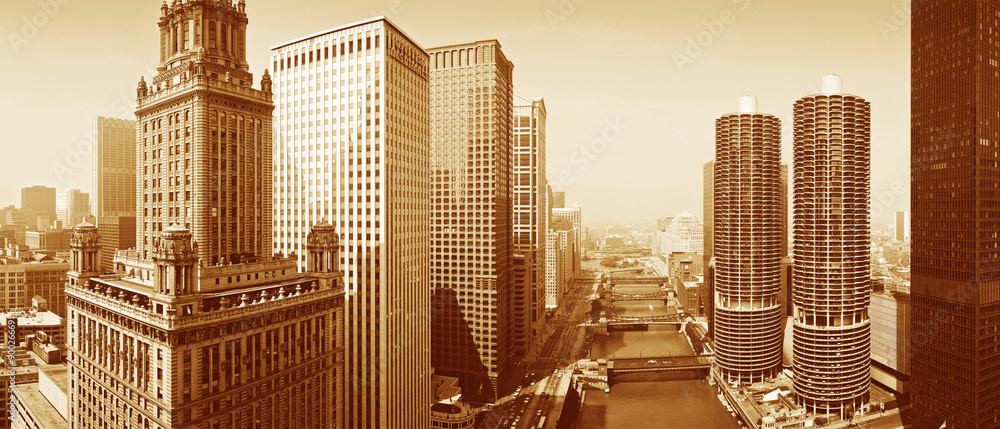 Obraz premium To sepiatone widok na rzekę Chicago. Apartamenty Marina Tower, budynek Wrigley i panorama otaczają rzekę. To czarno-biały strzał.