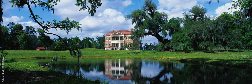 Fototapeta premium To południowa plantacja zwana Drayton Hall. Jest to przedrewolucyjna plantacja położona nad rzeką Ashley. Ma gruzińską architekturę palladiańską i został zbudowany w latach 1738-1742. Położona jest na zielonym trawniku ze stawem ukazującym odbicie plantac
