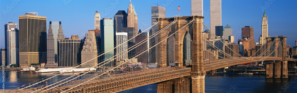 Fototapeta To jest bliska Mostu Brooklińskiego nad East River. Za horyzontem znajduje się linia horyzontu Manhattanu.