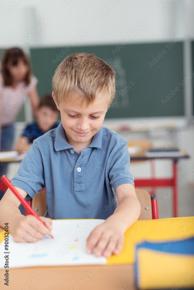 kind in der grundschule malt etwas auf einem blatt kind in der grundschule malt etwas auf einem blatt
