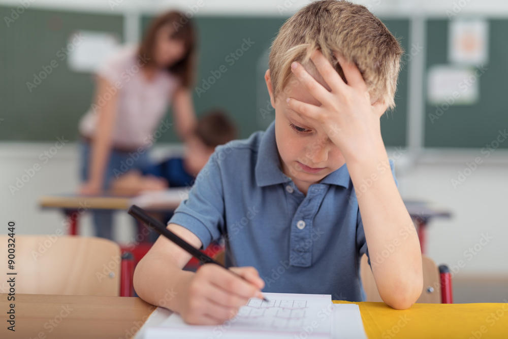 Naklejka premium junge hat probleme in der schule